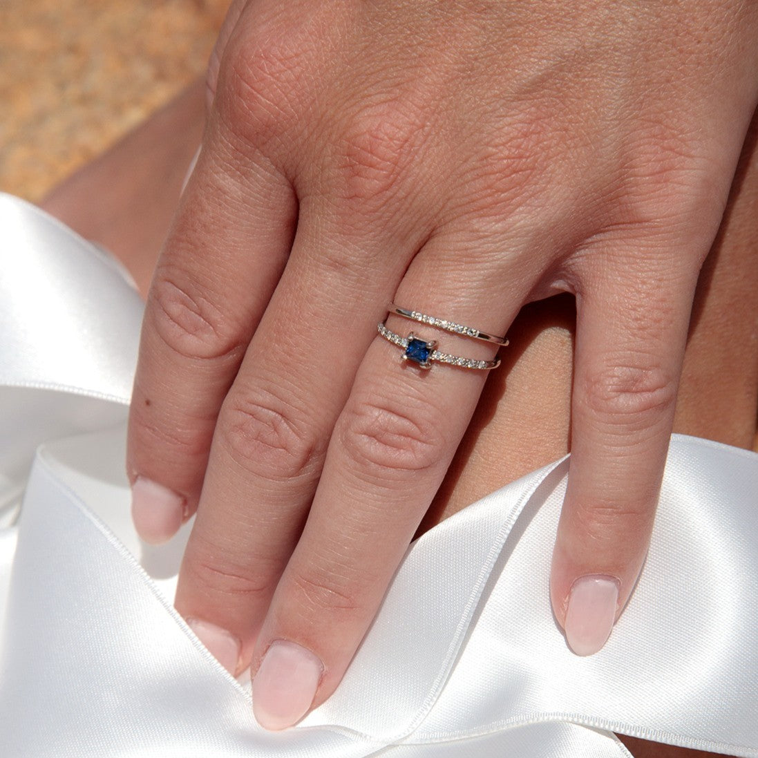 Anello Quadratino con Zaffiro in Oro Bianco